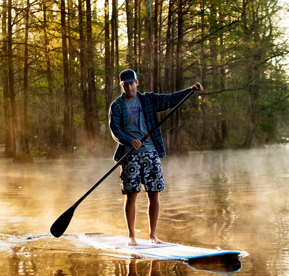 Stand-up-Paddler auf dem Greenfield Lake in Wilmington