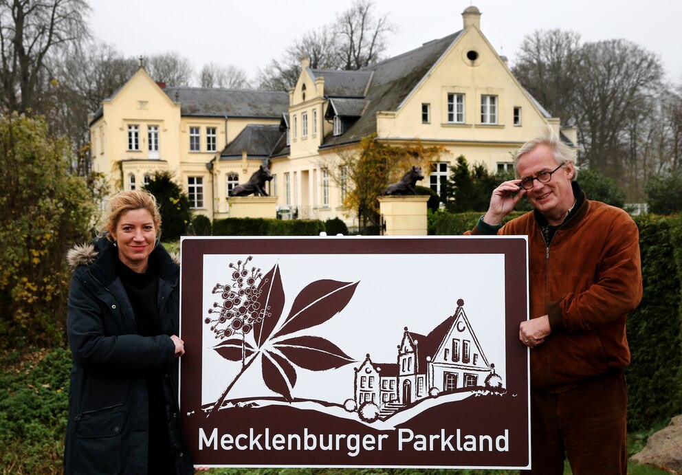  Die Initiatioren Maybritt Olsen und Heinrich Graf von Bassewitz sind stolz auf die touristische Entwicklung des Parklandes.