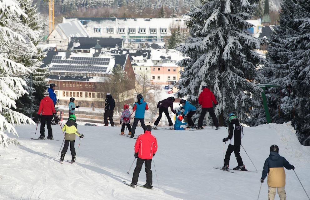 Nur rund drei Autostunden von Berlin entfernt befindet sich das Skigebiet Altenberg mit dem Raupennesthang