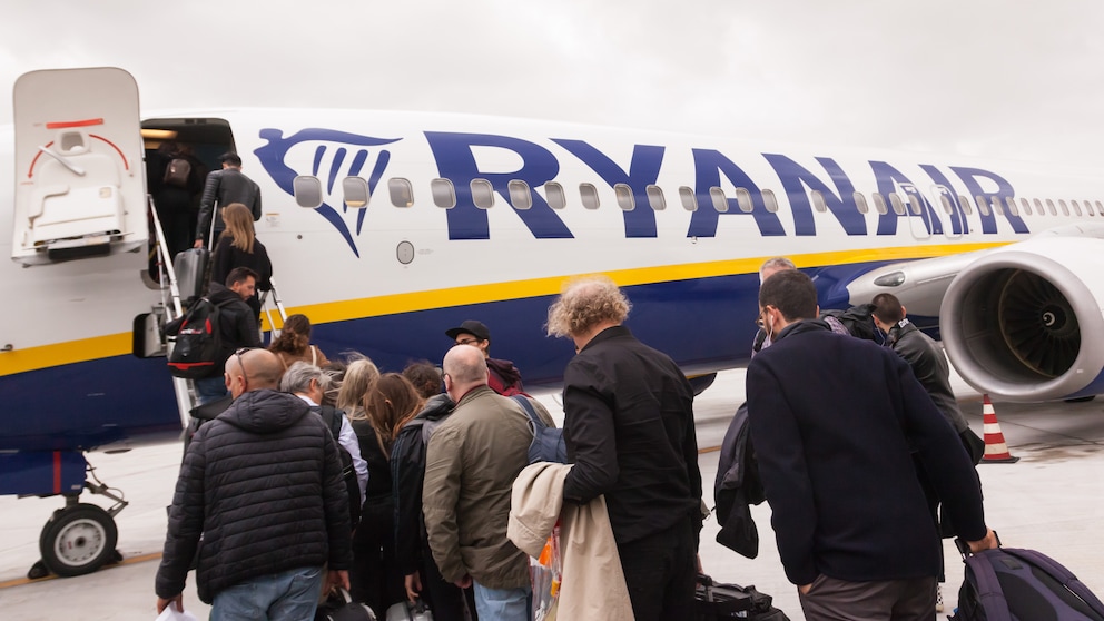 Passagiere gehen an Bord einer Ryanair-Maschine. Zumindest anhand der Länge der Warteschlange kann man nicht ablesen, ob diese Flugreisenden „Priority“ gebucht haben.