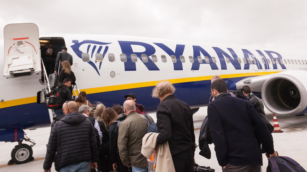 Passagiere gehen an Bord einer Ryanair-Maschine. Zumindest anhand der Länge der Warteschlange kann man nicht ablesen, ob diese Flugreisenden „Priority“ gebucht haben.