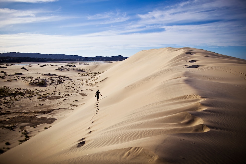 In den Giant Sand Dunes können sich Touristen im Sandboarden versuchen