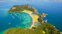 Das Wasser der Bay of Islands sieht beinahe karibisch aus, insgesamt gibt es 144 Inseln