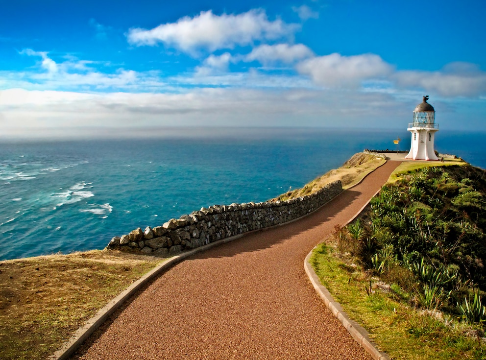  Ein einsamer Leuchtturm steht am Cape Reinga – hier tauchen die Seelen der Maori angeblich in die Unterwelt ab