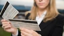 Frau mit zwei Flugtickets