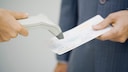 Flugticket wird gescannt