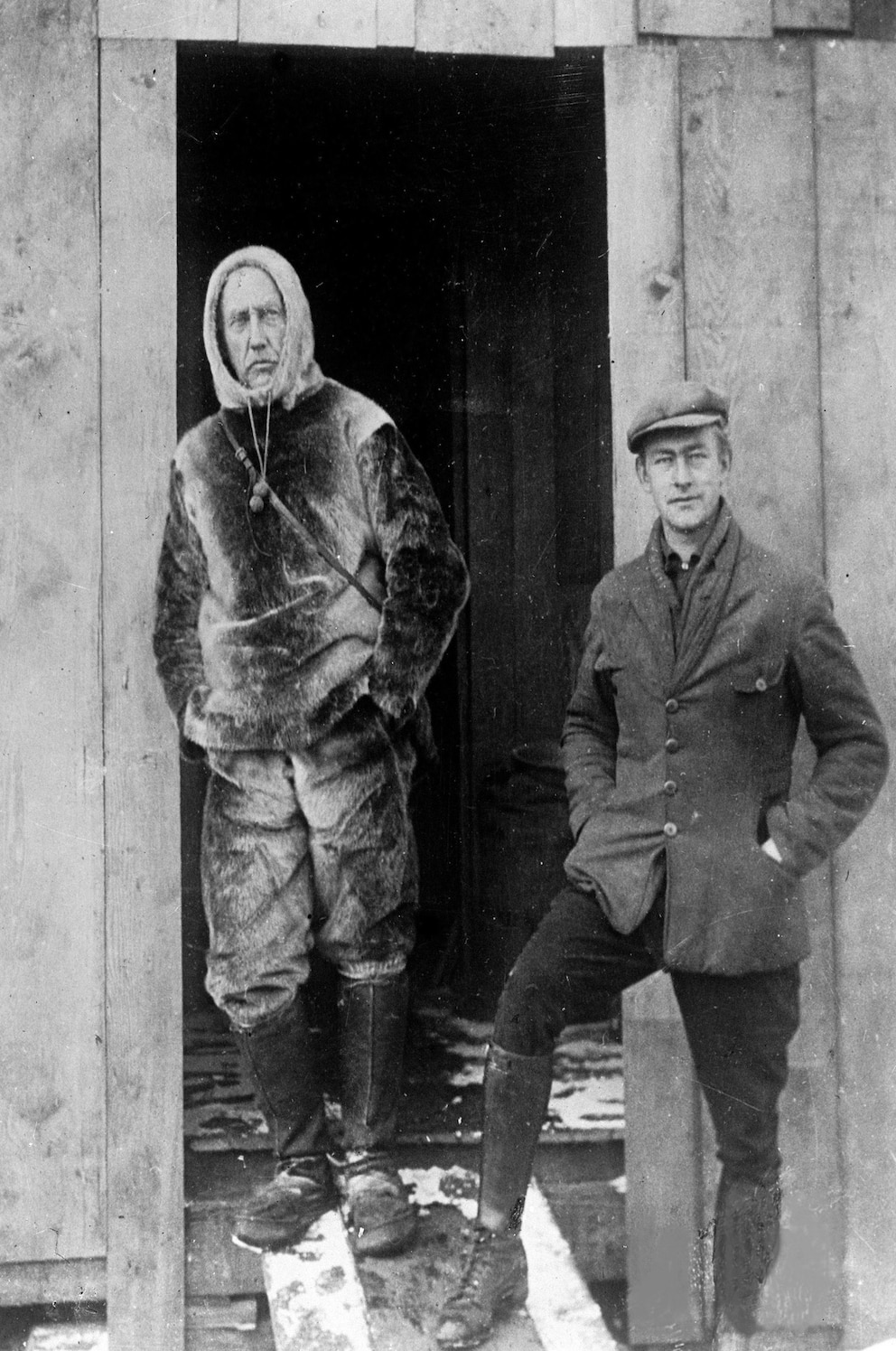 Roald Amundsen, links, auf einem Bild von 1926 mit dem Piloten Lieutenant Undahl