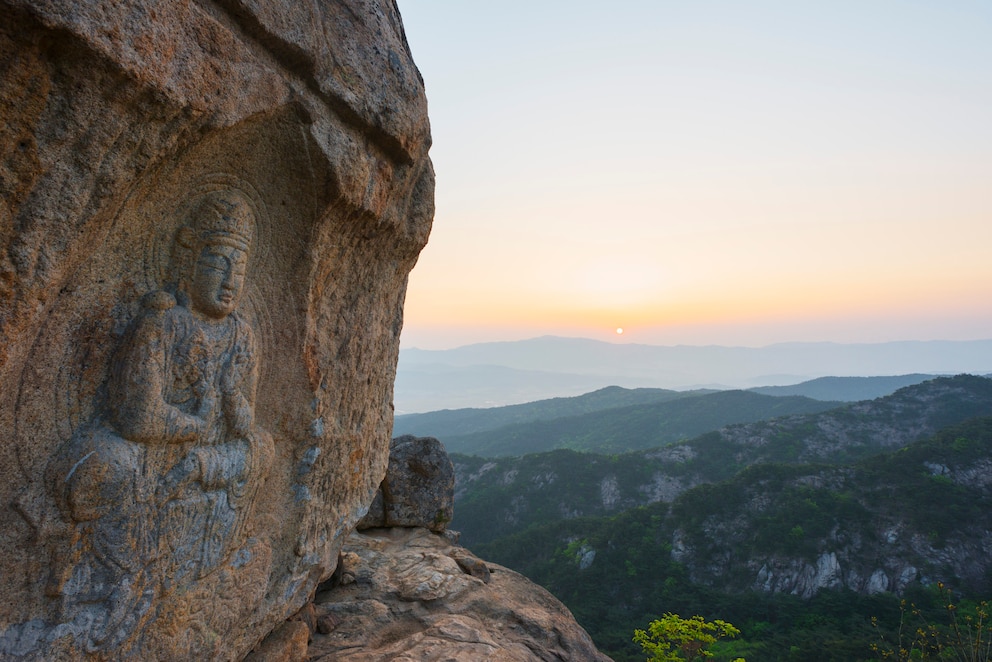  Kulturelles Erbe: Am Mount Namsan südlich von Gyeongju können Besucher zu Tempeln und Pagoden sowie mehr als 50 Statuen wie diesem Buddha wandern.