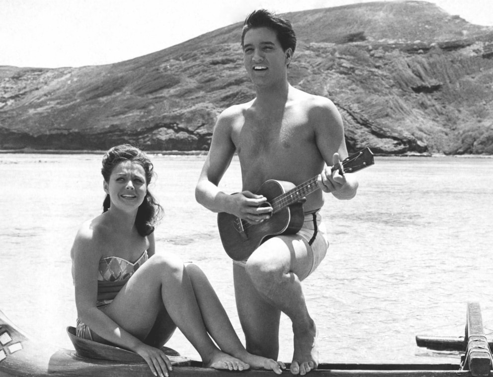 Elvis Presley in dem Film „Blue Hawaii“. Im Hintergrund sind gut erkennbar die Hügel, die die Bucht umgeben