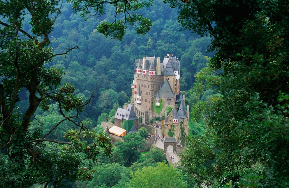  Märchenhafter Anblick: die Burg Eltz in Rheinland-Pfalz