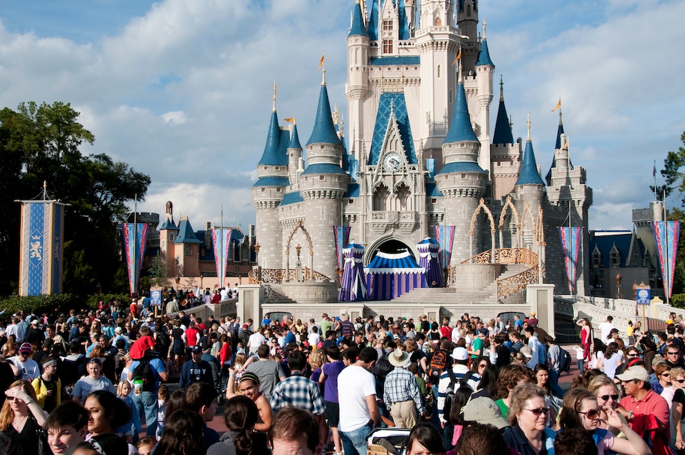 Um das Cinderella Castle herum ist der Magic Kingdom Park in Florida aufgebaut