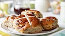 Was Ostern auf den Tisch komm ist ganz unterschiedlich – in England gibt es süßes Gebäck