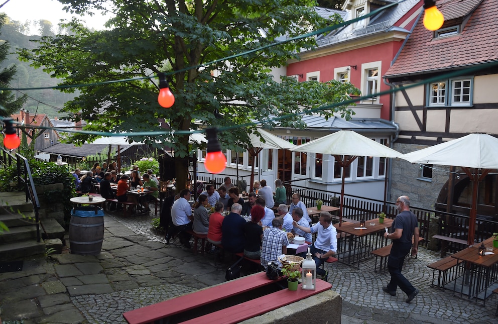 Gemütlich: der Biergarten der Schmilkschen Mühle in Bad Schandau im Ortsteil Schmilka