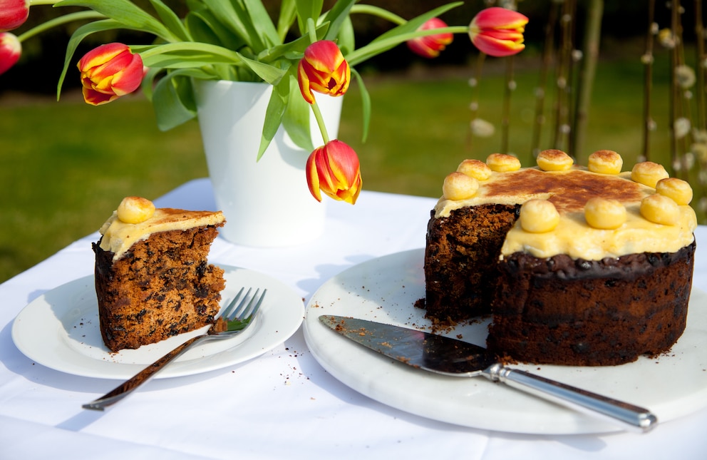 Simnel Cake ist ein Früchtekuchen mit Marzipan-Topping