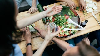 Im Hostel gemeinsam kochen kann richtig Spaß machen