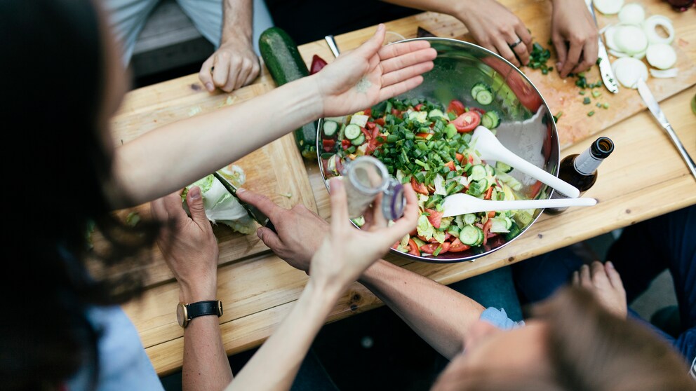 Im Hostel gemeinsam kochen kann richtig Spaß machen