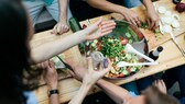 Im Hostel gemeinsam kochen kann richtig Spaß machen