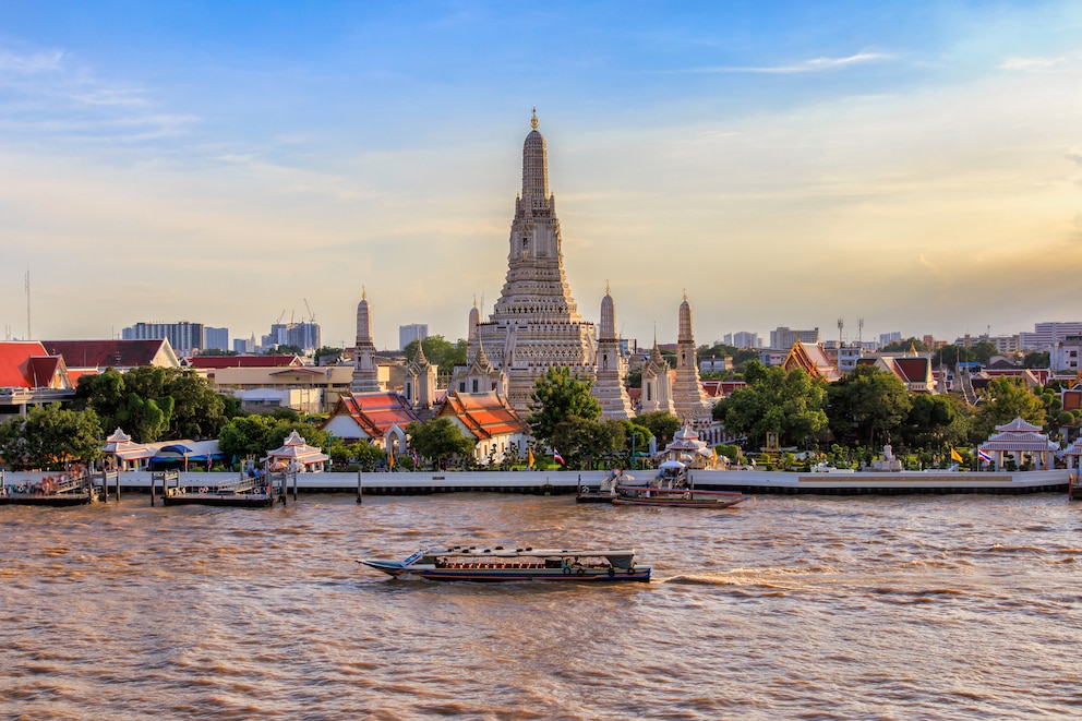 Wat Arun ist eines der Wahrzeichen von Bangkok. Besonders in großen Städten Thailands steigt die Kriminalität – Panik müssen Urlauber trotzdem nicht haben.