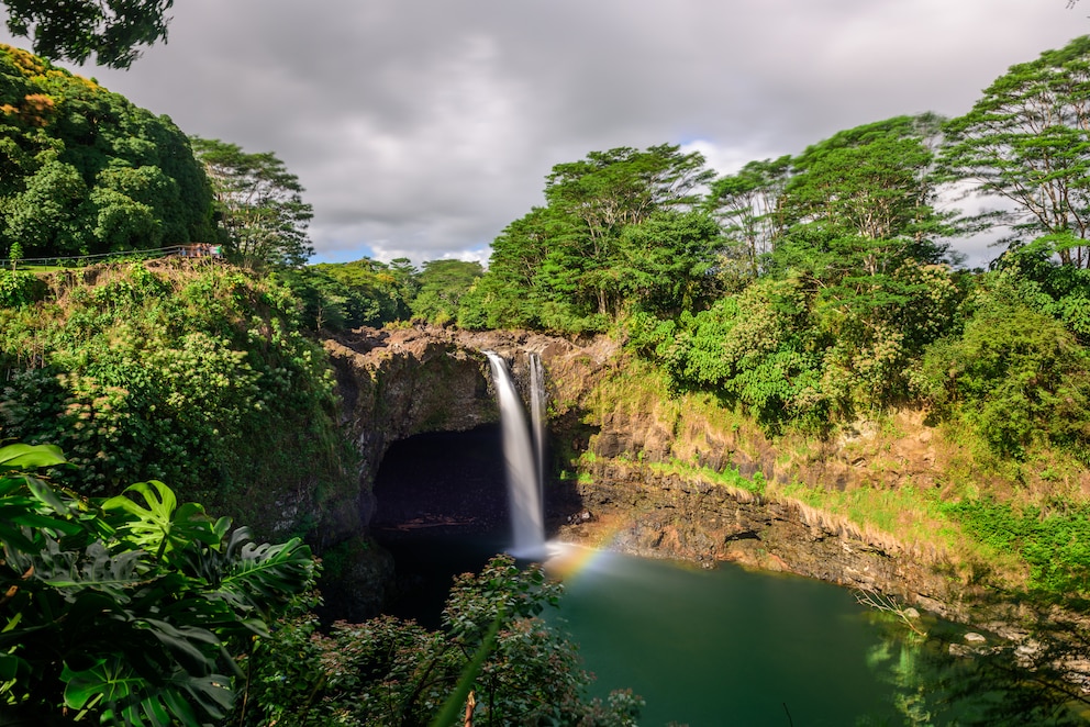 Die wunderschönen Rainbow-Falls sind nur wenige Fahrtminuten von Hilo, der größten Stadt auf Big Island, entfernt