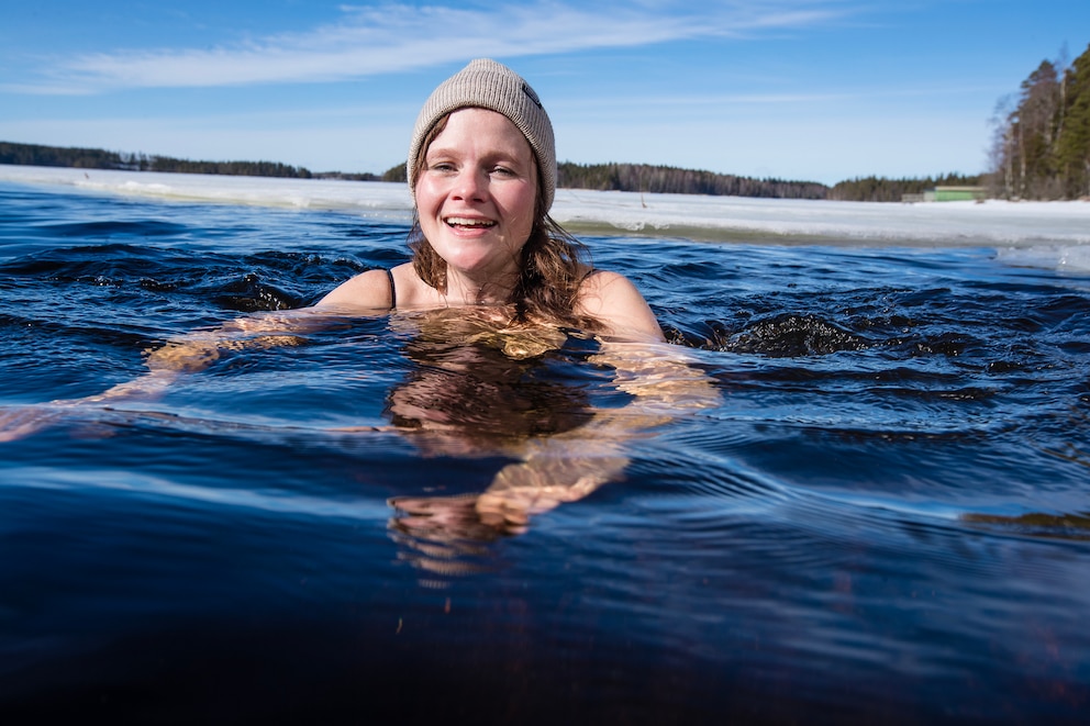 Eisschwimmen im Lake Saimaa