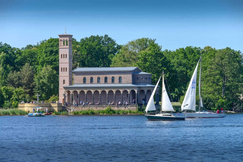 Blick über die Havel auf die Heilandskirche