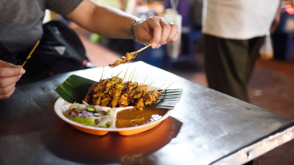 In Bangkok bekommt man unzähligen Streetfood-Ständen gutes und günstiges Essen