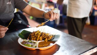 In Bangkok bekommt man unzähligen Streetfood-Ständen gutes und günstiges Essen