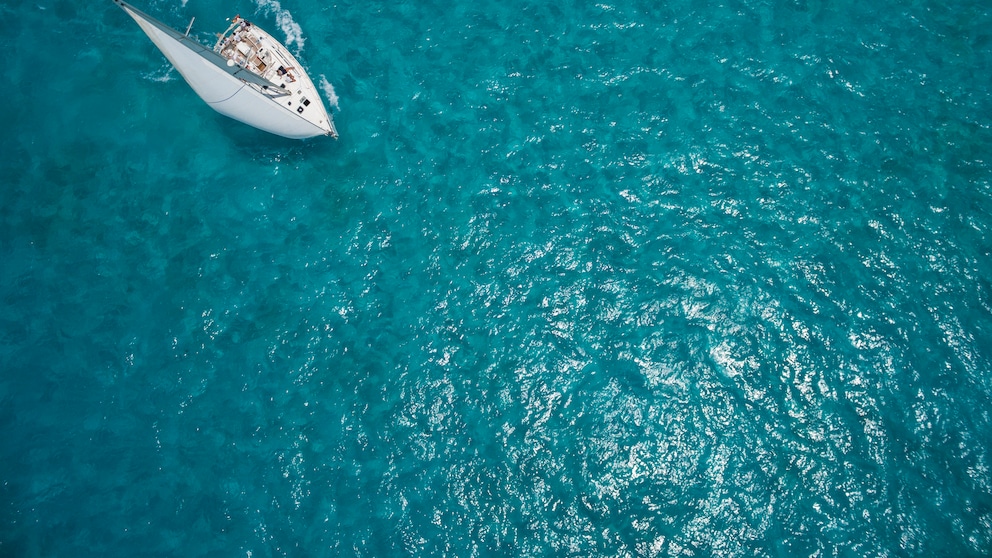 Ein Segelboot auf dem Ozean