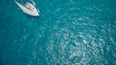 Ein Segelboot auf dem Ozean