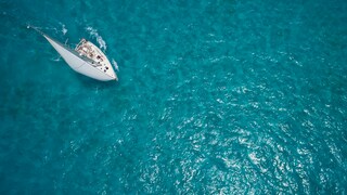 Ein Segelboot auf dem Ozean