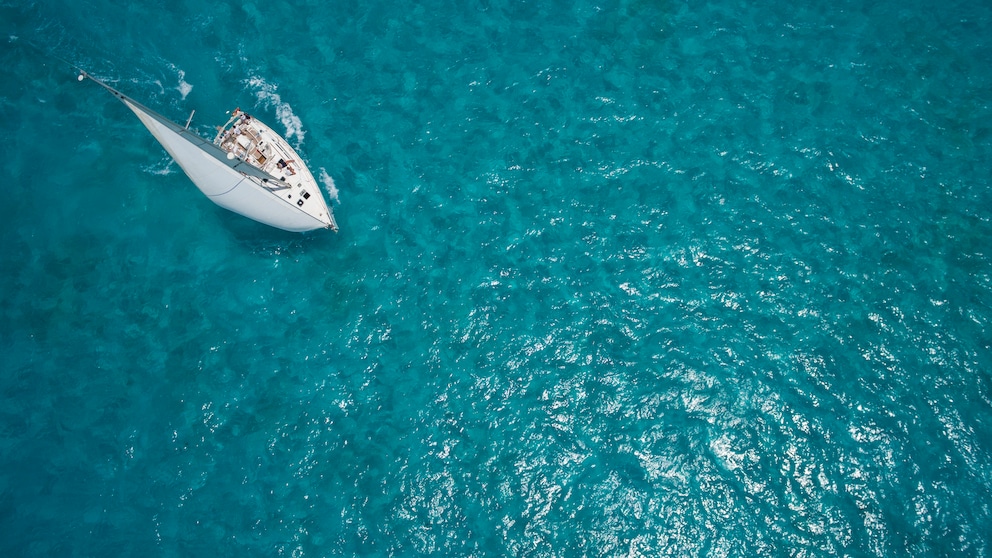 Ein Segelboot auf dem Ozean