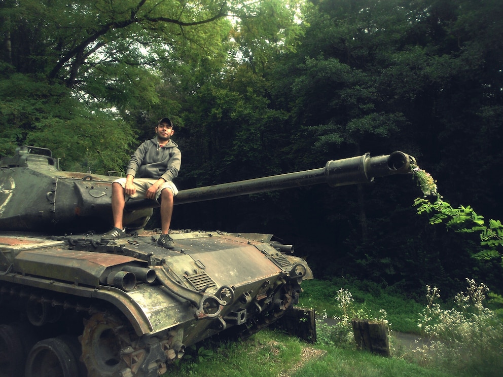 „Dark Tourist“ Sebastián Cuevas auf einem Panzer an der Maginot-Linie