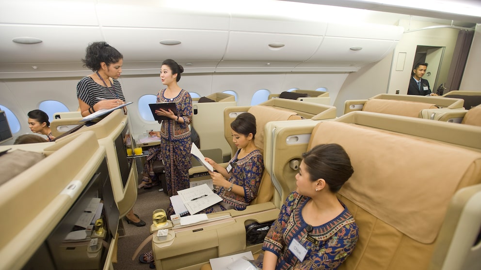 Angehende Flugbegleiterinnen im Trainingszentrum von Singapore Airlines