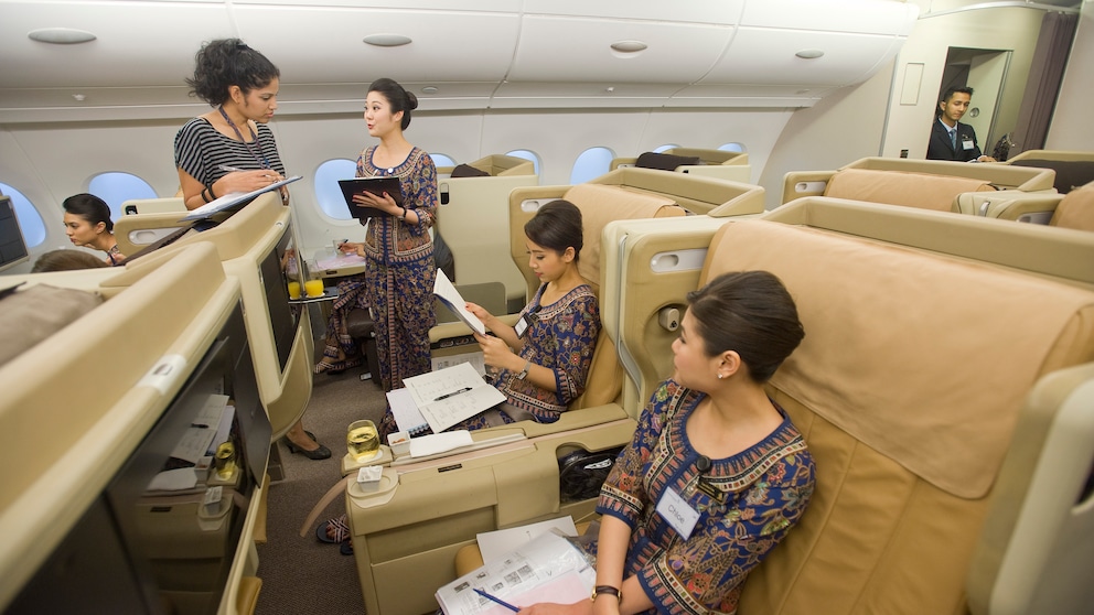 Angehende Flugbegleiterinnen im Trainingszentrum von Singapore Airlines