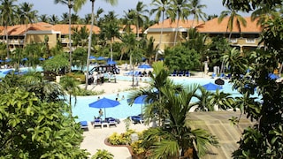 Poolanlage in einem All Inclusive Hotel mit Sonnenliegen, Punta Cana, Dominikanische Republik, Karibik, Mittelamerika