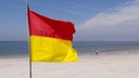 Strand rot-gelbe Flagge