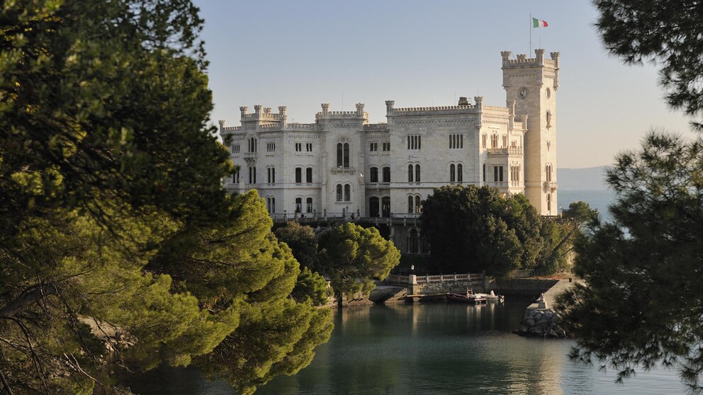 Schloss Miramare, Castello di Miramare, in der Bucht von Grignano, Triest, Italien, Europa