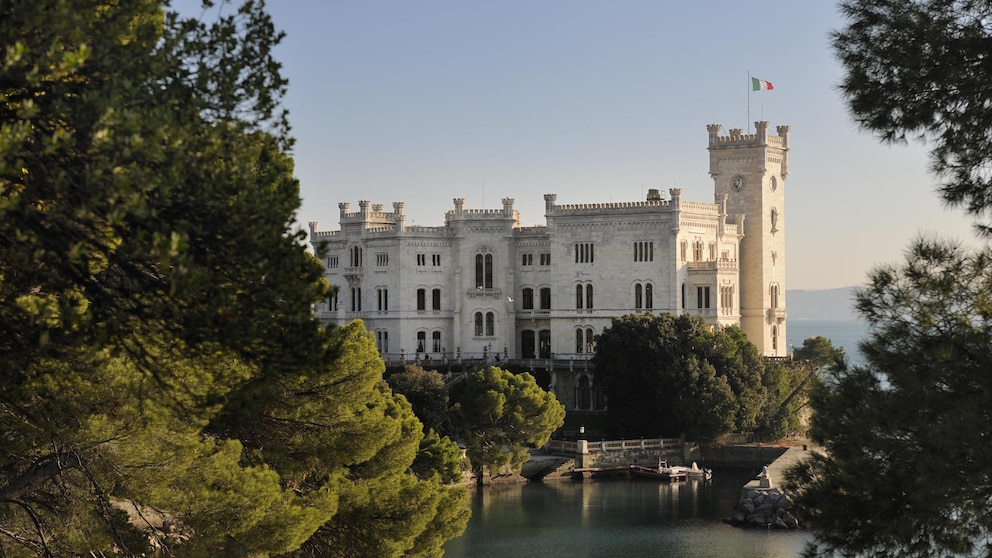 Schloss Miramare, Castello di Miramare, in der Bucht von Grignano, Triest, Italien, Europa