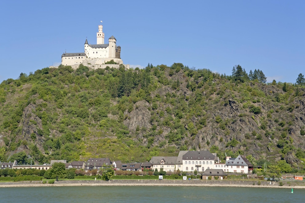 Hoch über dem Rhein thront die Marksburg