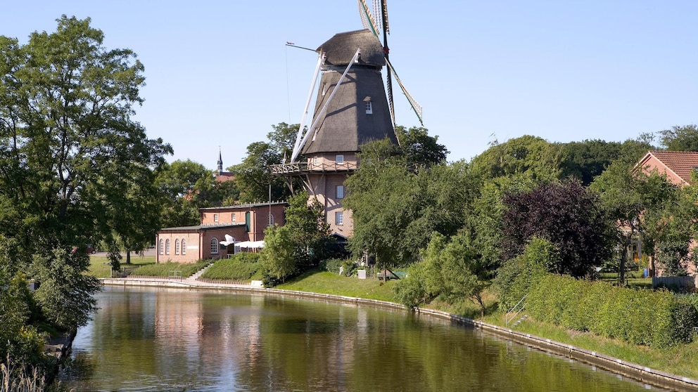Eine Windmühle in Hinte bei Emden