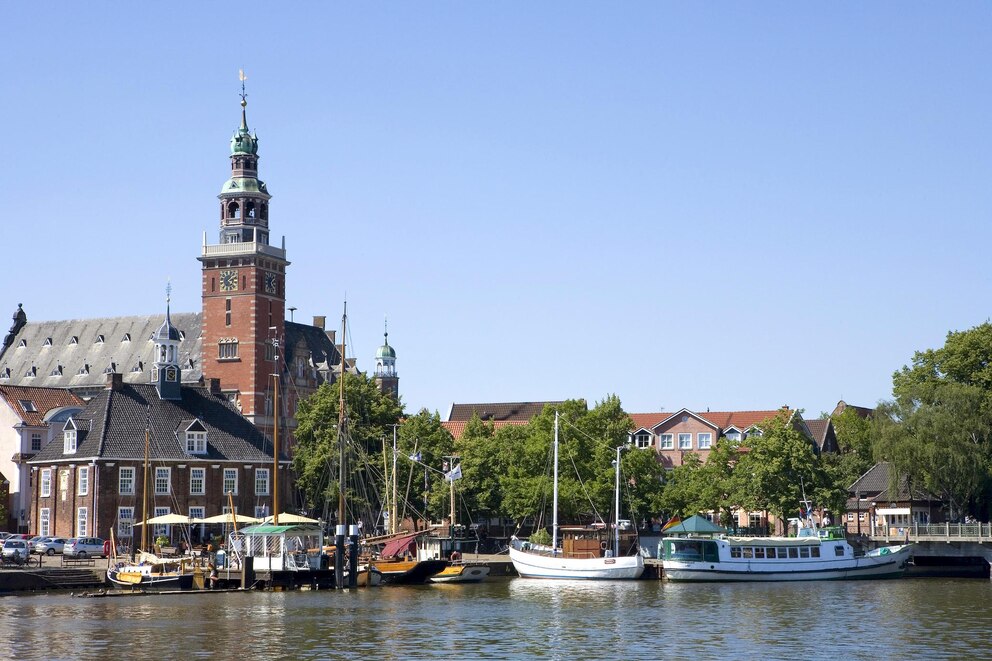 Das Rathaus und der Hafen von Leer