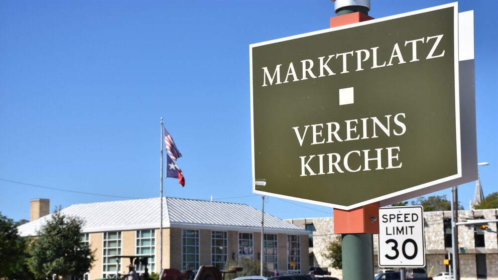 Ein deutsches Schild in Fredericksburg in Texas