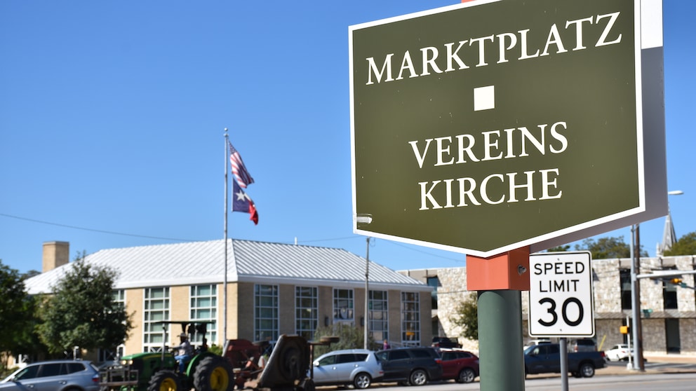 Ein deutsches Schild in Fredericksburg in Texas