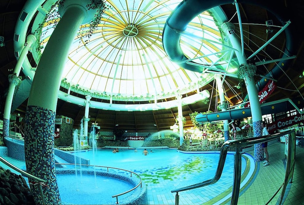 Blick in den Innenbereich des Freizeitbades Aqua Dome in Irland