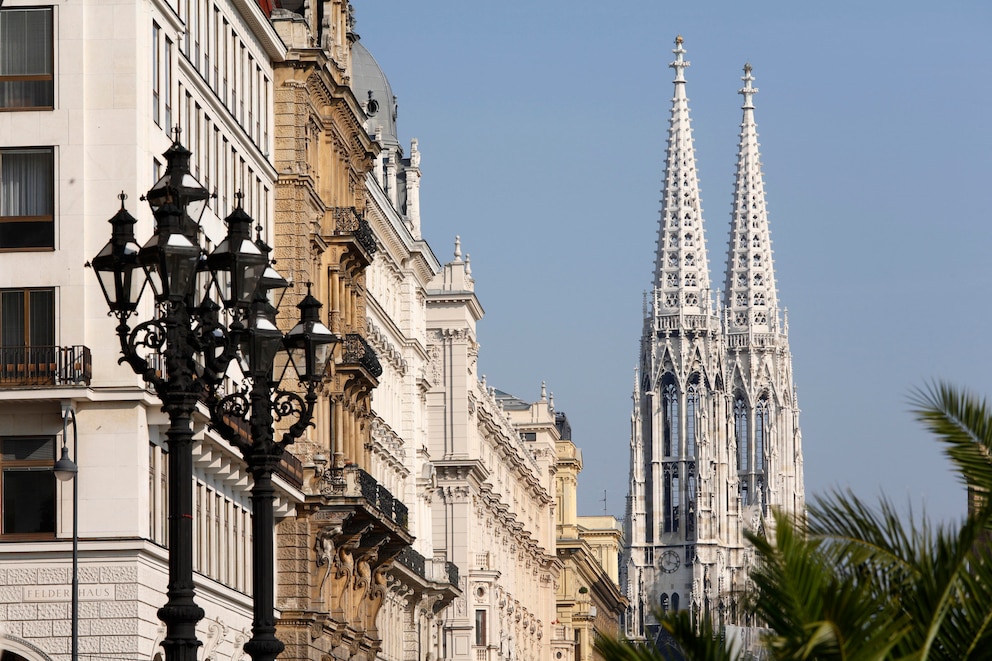 Die Votivkirche mit ihren spitzen Türmen zählt zu den bedeutendsten neugotischen Sakralbauwerke der Welt