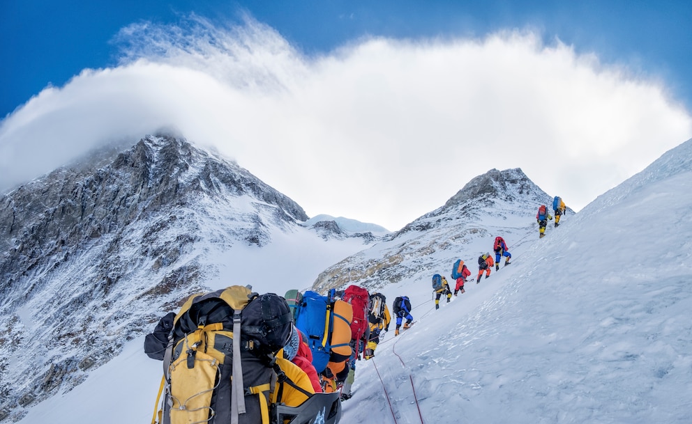 Schlange stehen um auf den Gipfel des Mount Everest zu kommen: das ist keine Seltenheit mehr