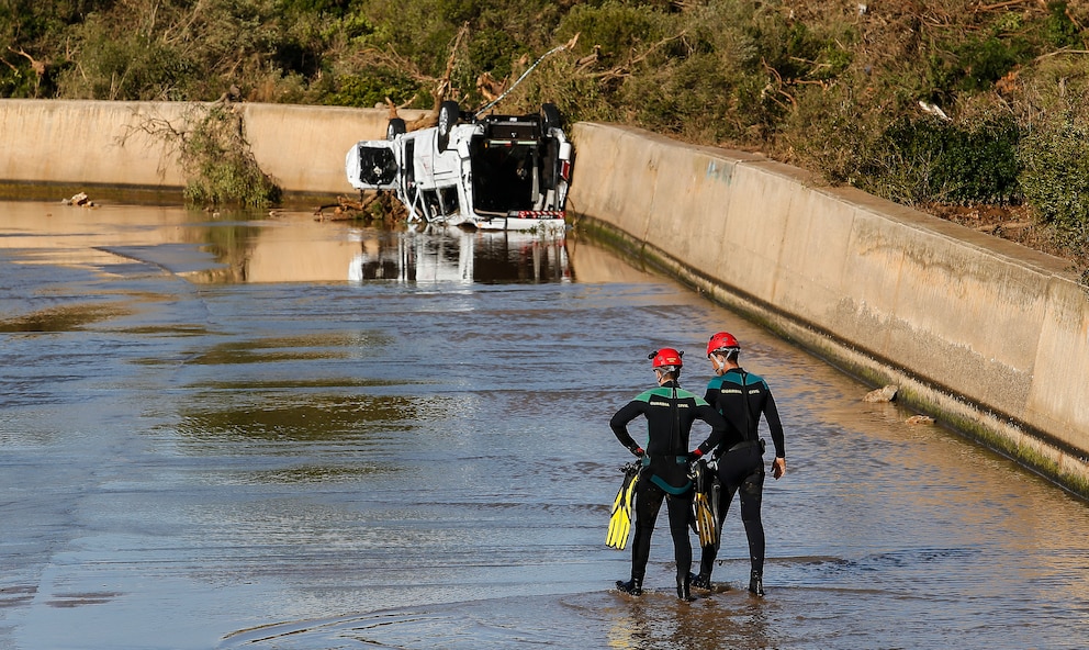 Bei den Aufr&auml;umarbeiten standen die Rettungskr&auml;fte oft vor schwierigen Aufgaben