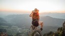 Alleinreisende Frau blickt auf Berge
