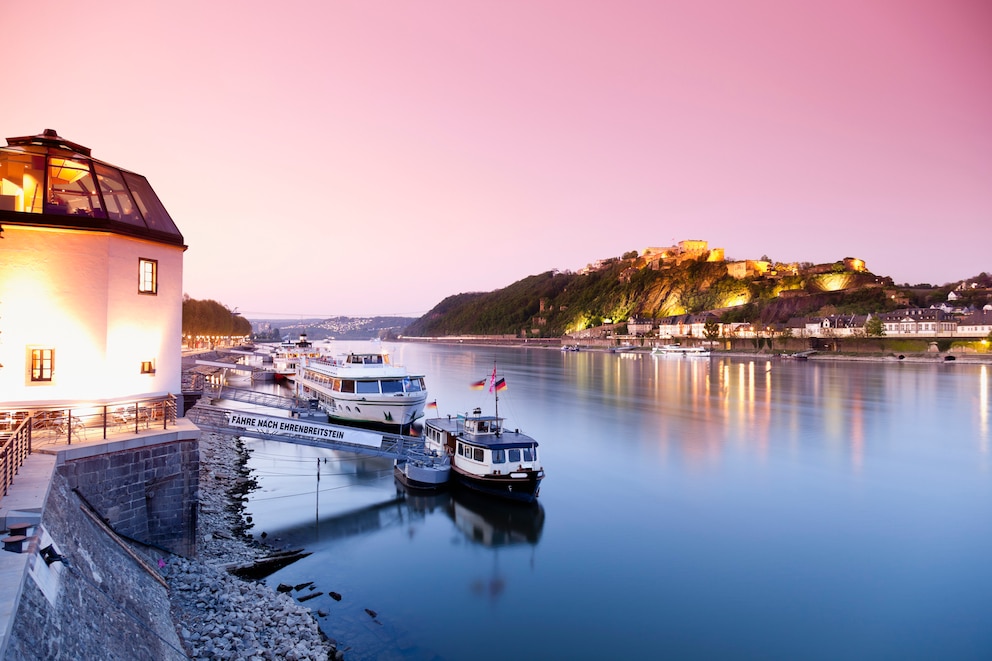 Deutsches Eck, Altstadt, Shopping: Koblenz am Zusammenfluss von Rhein und Mosel hat einiges zu bieten. TRAVELBOOK kennt die besten Tipps.