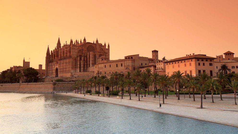 Die Kathedrale von Palma de Mallorca beim Sonnenuntergang